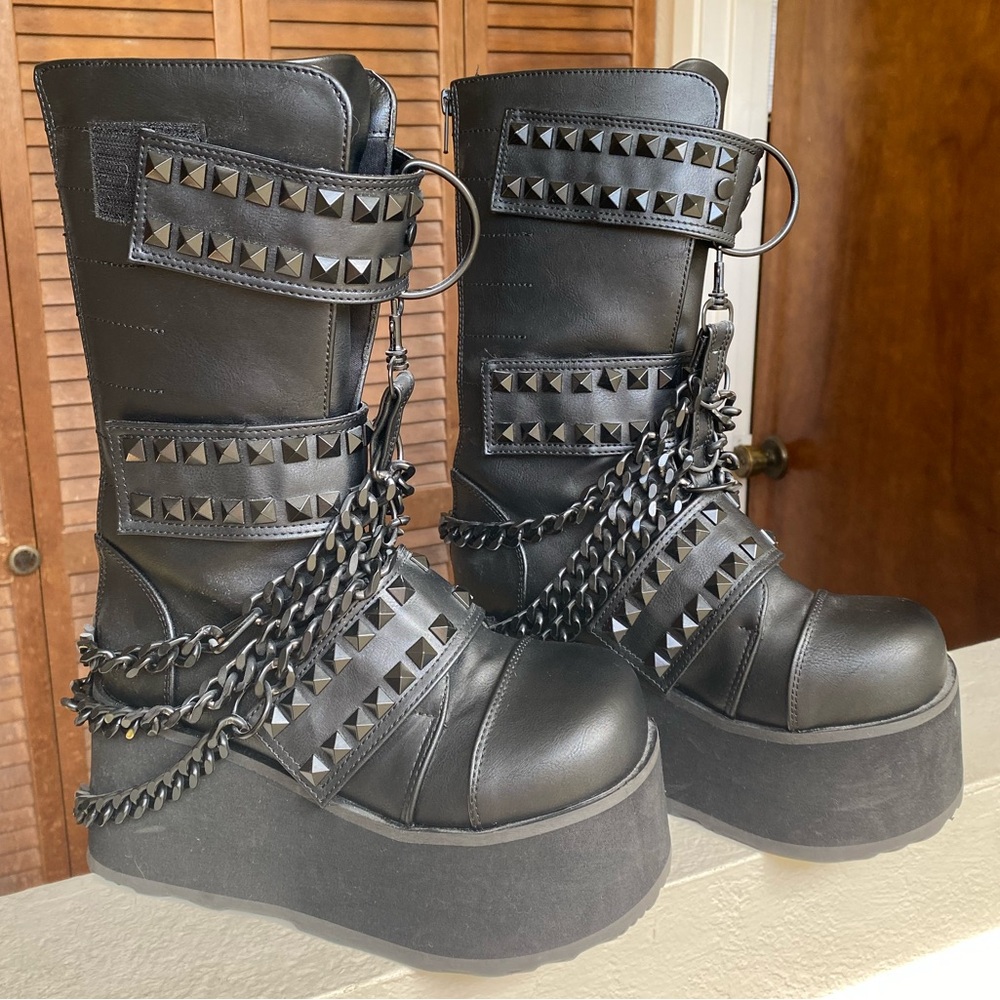 demonia trashville-138 platform boots